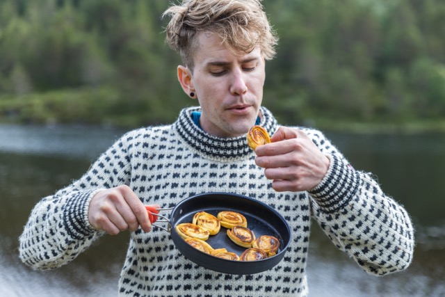 John som spiser fra en panne