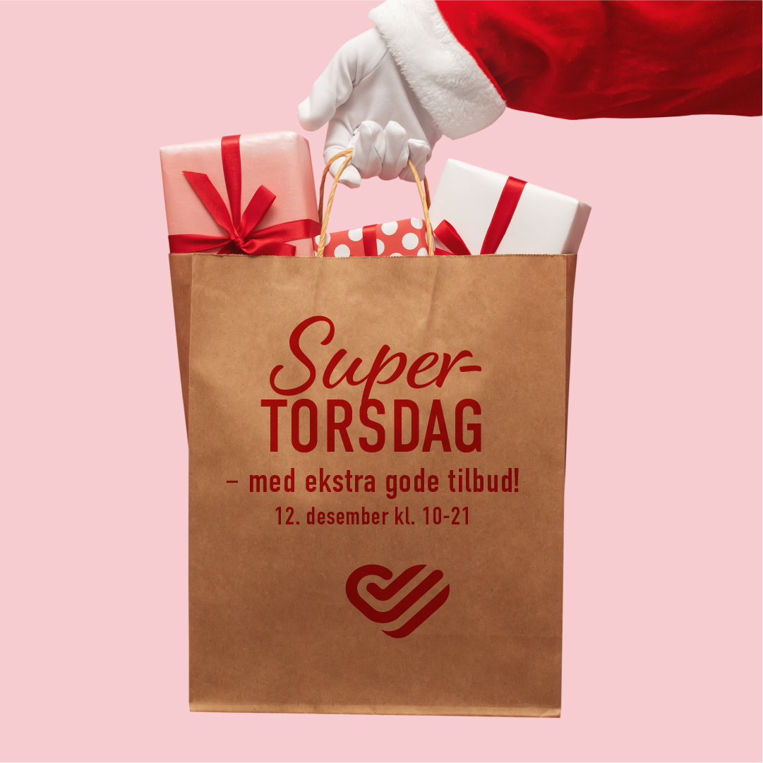 Alt-tekst: Et bilde av en gavepose i brunt papir med teksten **"Super-Torsdag – med ekstra gode tilbud! 12. desember kl. 10-21"** trykket i rødt. En hånd, kledd som julenissens, holder posen fylt med gavepakker innpakket i rødt og hvitt. Bakgrunnen er lys rosa, noe som gir en moderne og festlig julestemning. Nederst på posen er logoen til Lillestrøm Torv i rødt.