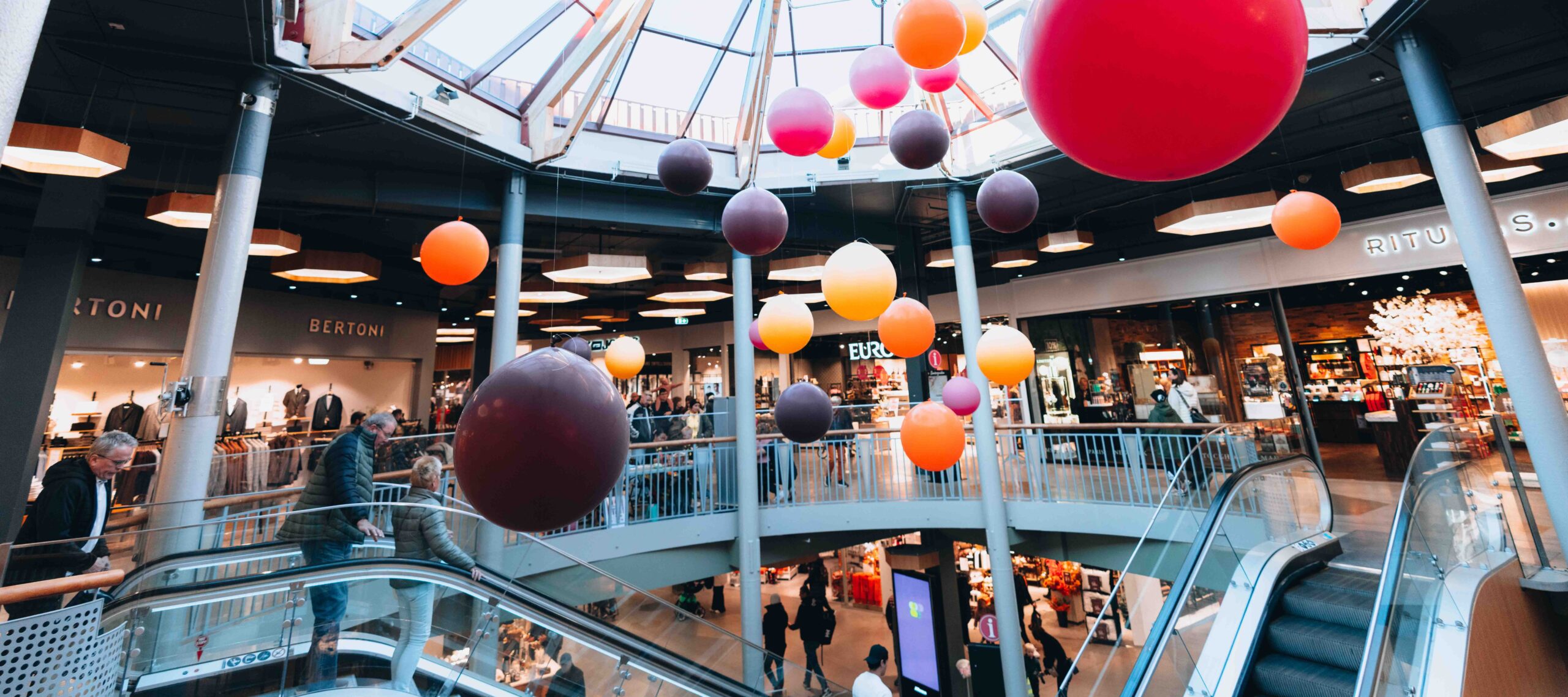 Lillestrøm Torv butikker og ballongdekor i fellesarealet