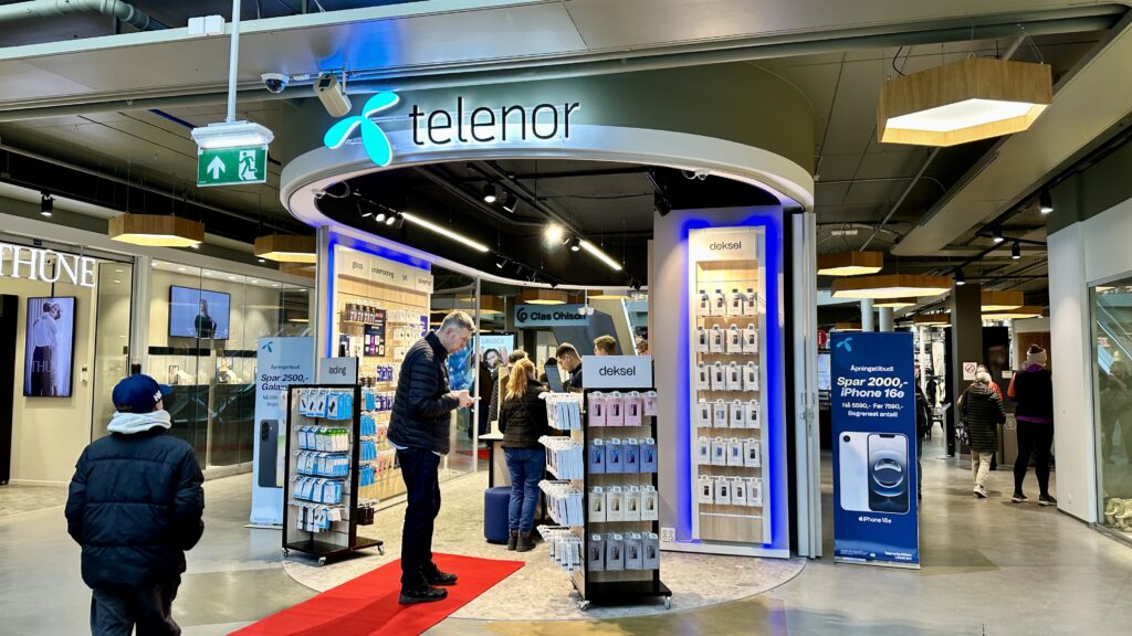 Telenorbutikken fasade mot Teatergata på åpningsdagen med rød løper